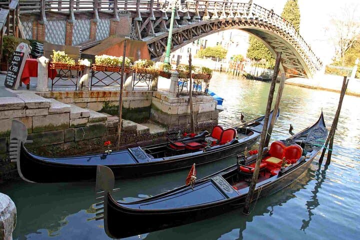 Venice Morning Walk from St. Mark's to Rialto with Gondola Ride photo 2