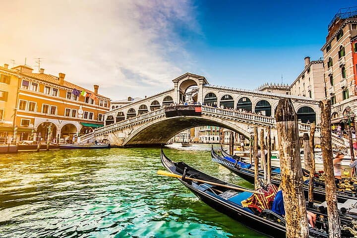 Venice Morning Walk from St. Mark's to Rialto with Gondola Ride