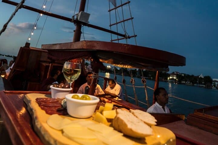 Moonlit Spanish Galleon Dinner on Nichupté Lagoon — Romantic Cancun Cruise