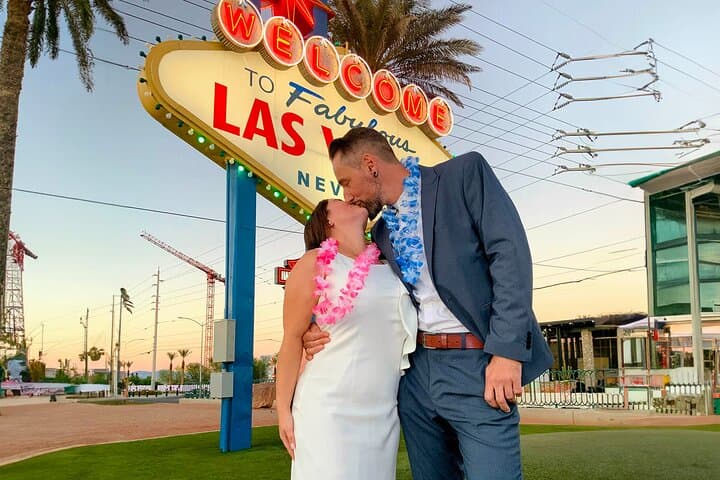 Elvis Wedding at the Las Vegas Sign: Photos, Ceremony & Practical Tips photo 4