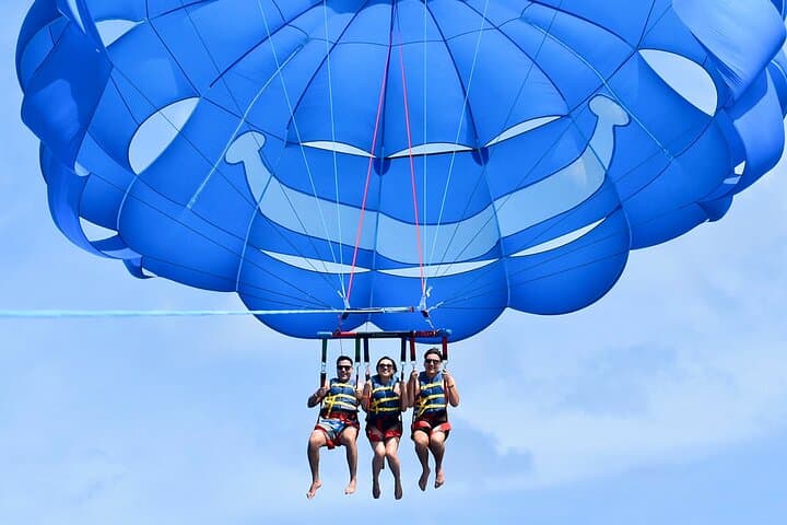 Parasailing Over Waikiki: Diamond Head Aerial Views & Boat Launch