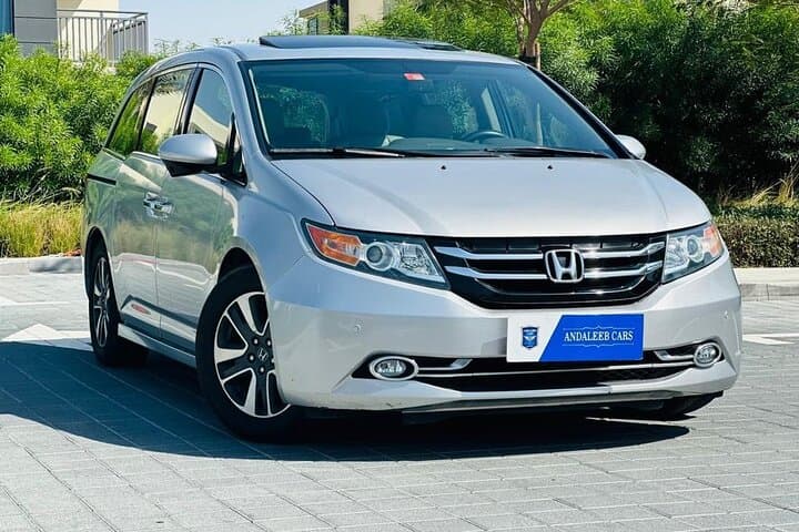 Private Full-Day Chauffeur Service in Dubai — Luxury City and Desert Transfers