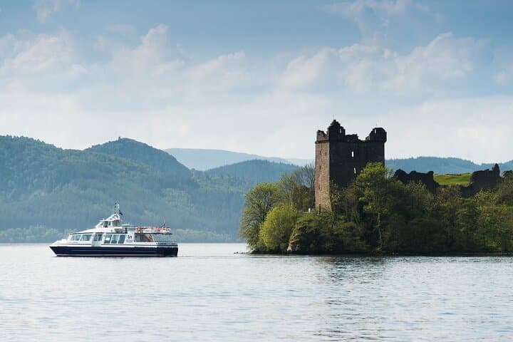 Loch Ness Cruise: 1-Hour Sightseeing with Urquhart Castle Views