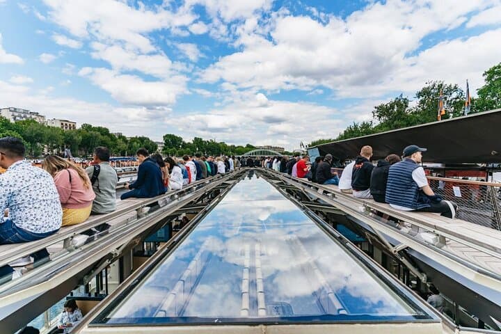 Seine River 1-Hour Paris Boat Tour with Audioguide