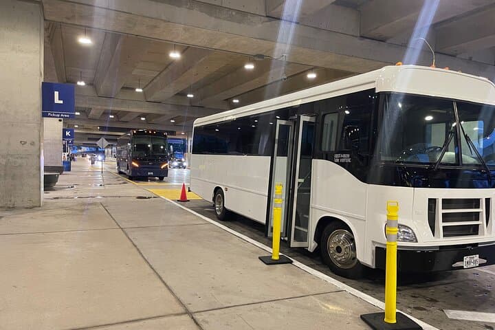 Private Austin-Bergstrom Charter Bus Transfer — Group Airport Shuttle in Austin