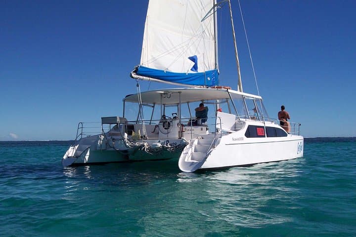 Half-Day Ningaloo Reef Sailing & Snorkel Trip from Coral Bay photo 2