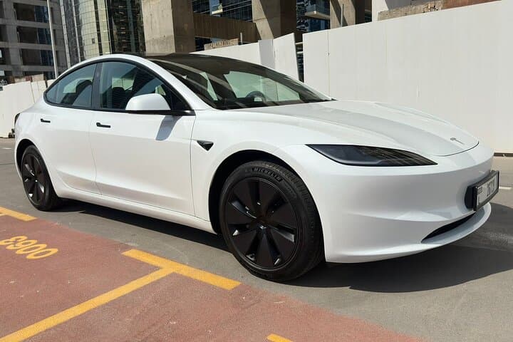 Full-Day Luxury Car and Driver in Dubai: Flexible 10-Hour Private Transfer