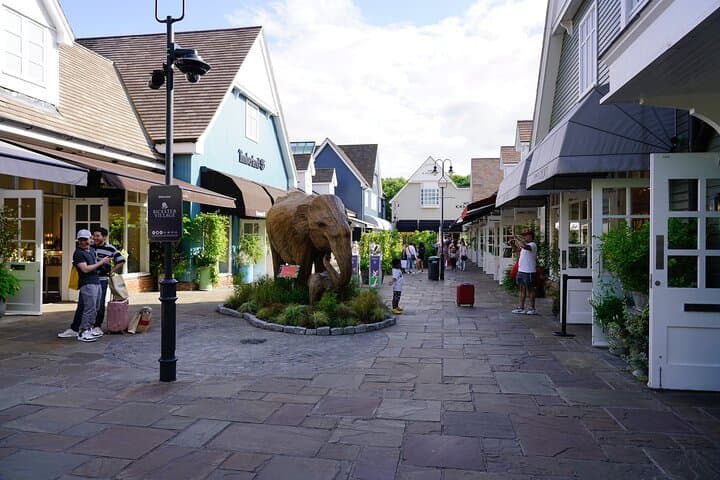Private Shopping Tour from London to Bicester Village Outlet — Luxury Outlet Day Trip from London