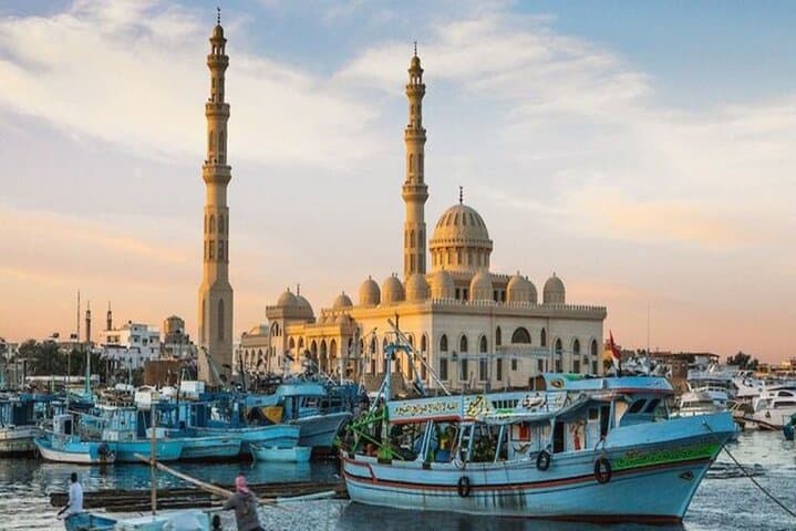 Private Sightseeing Tour from Safaga to Hurghada: Explore Mosques, Marina & Markets