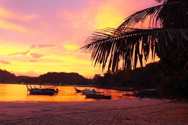 Phi Phi 4 Islands Sunset Tour & Bioluminescent Plankton Experience photo 3