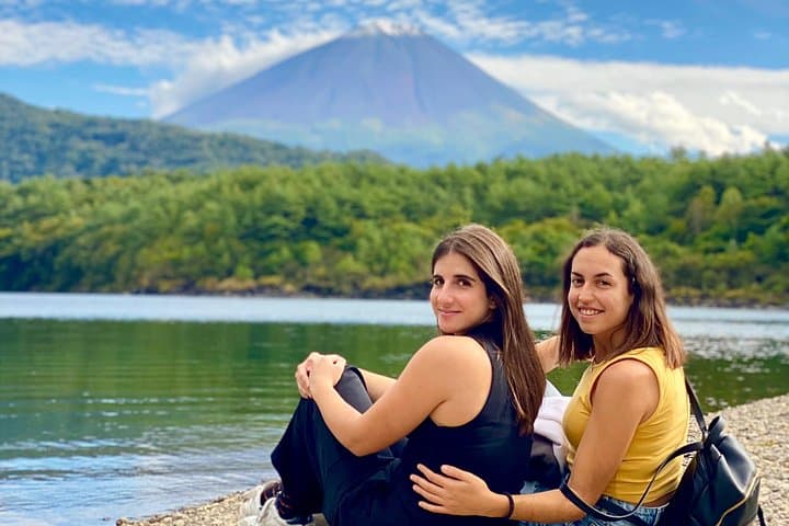 Full-Day Mount Fuji Tour in Spanish: Lakes, Caves & Ancestral Villages photo 2