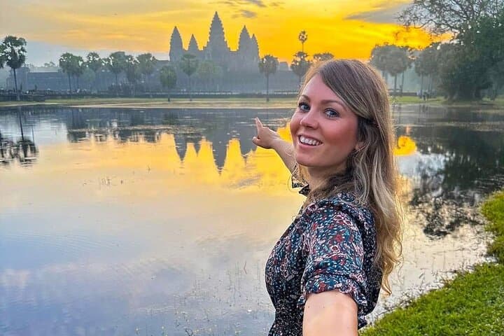 Angkor Sunrise Small-Group Tour: Angkor Wat, Ta Prohm & Bayon in One Day