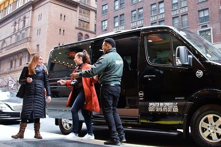 Manhattan to LGA Shared Departure Transfer — Door-to-Door Airport Van photo 1