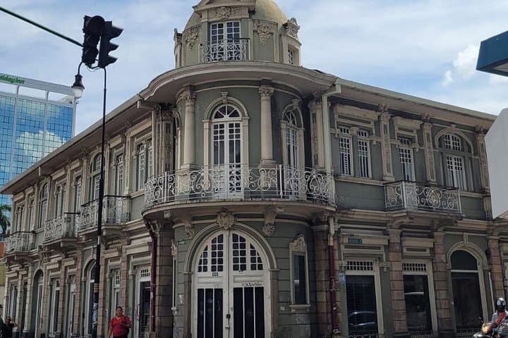 Downtown San José Walking Tour with Lunch: Theater, Market & Local Flavors