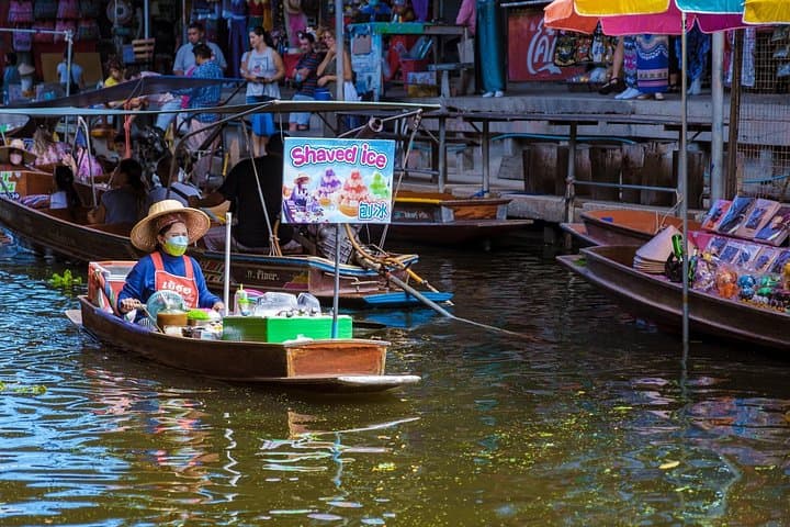 Private Bangkok Tour to Maeklong Railway and Damnoen Saduak Floating Markets