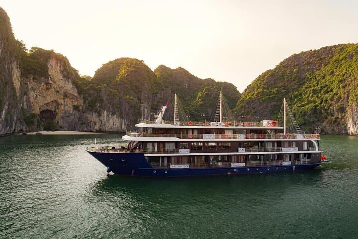 Halong Bay 2-Day La Pandora Cruise: Lan Ha Kayaking & Dark & Bright Cave