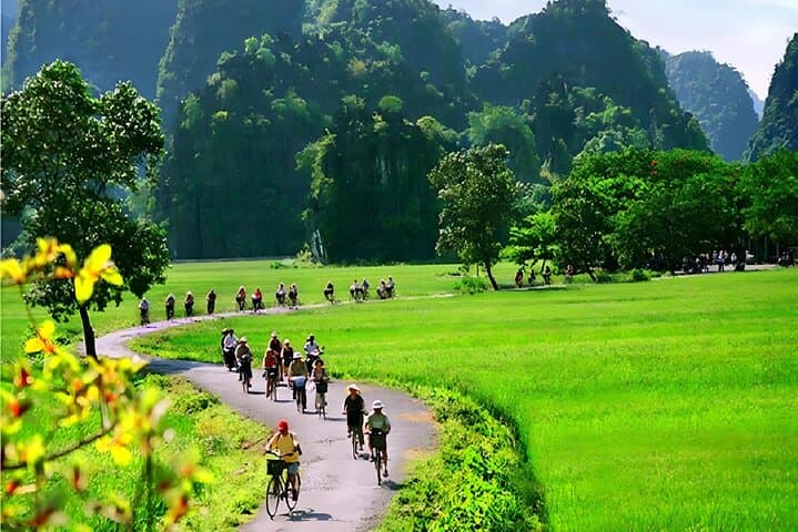 Ninh Binh Day Trip: Hoa Lu, Tam Coc & Mua Cave by Limousine photo 6