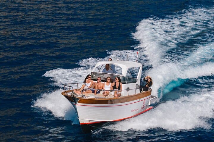 Capri and Positano Classic Private Cruise: 7–8 Hour 25ft Boat Experience from Sorrento