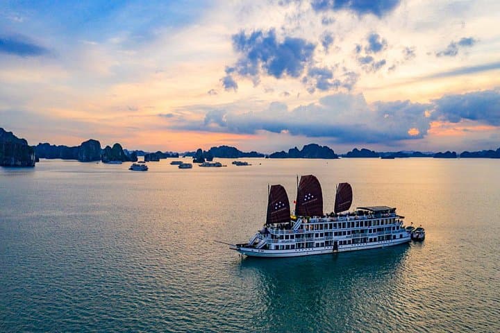 2-Day Gratiot Boutique Cruise: Halong Bay Kayaking, Titop & Sung Sot Cave photo 1