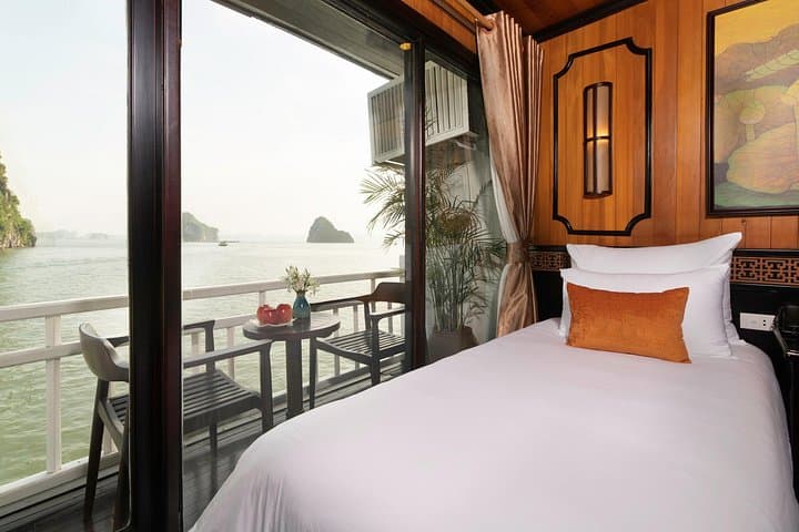 2-Day Gratiot Boutique Cruise: Halong Bay Kayaking, Titop & Sung Sot Cave photo 3