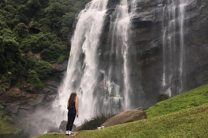 Bomburu Ella to Single Tree: Half‑Day Hike and Cultural Sights in Nuwara Eliya