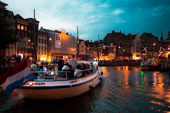 Bulldog Smoke-Friendly Canal Cruise in Amsterdam with Two Drinks photo 6