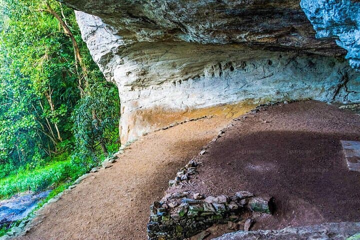 Exploring Belilena Cave: Day Tour from Colombo to Kitulgala photo 6