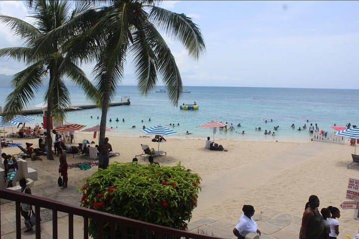 Private Roundtrip Transfers to Doctor's Cave Beach Club — Montego Bay Beach Day photo 2