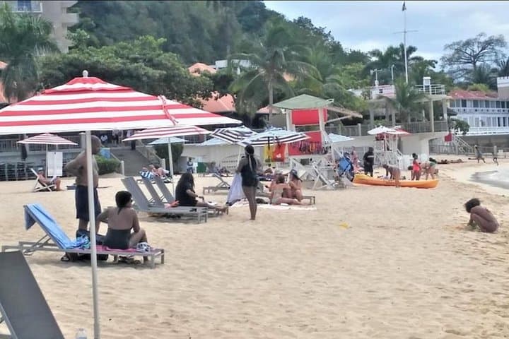 Private Roundtrip Transfers to Doctor's Cave Beach Club — Montego Bay Beach Day photo 3