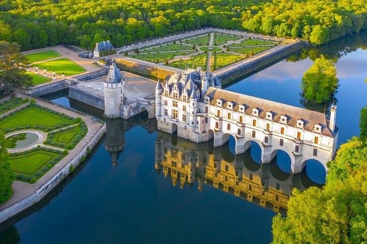 Full-Day Private Loire Valley Wine Tour from Tours — Châteaux, Cellars & Tasting Lunch