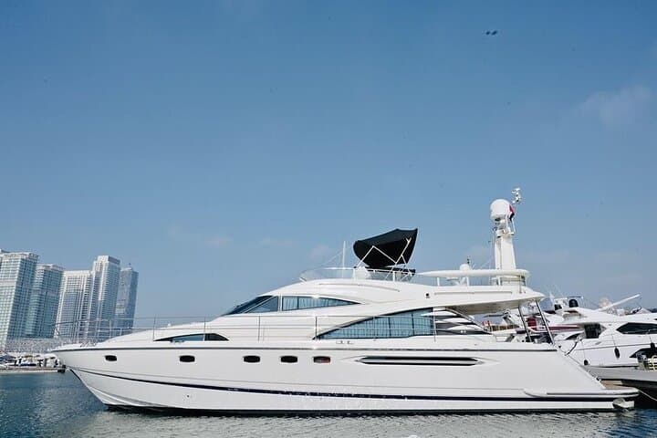 Private Luxury Yacht Rental in Dubai Marina — Sunset Cruises & Skyline Views photo 3