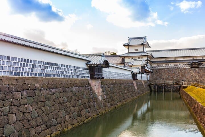 Kanazawa Private Half-Day Photoshoot: Higashi Chaya, Kenroku-en & Castle photo 3