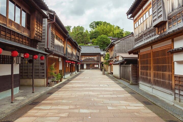 Kanazawa Private Half-Day Photoshoot: Higashi Chaya, Kenroku-en & Castle