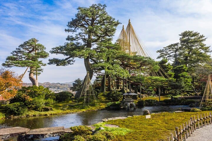 Kanazawa Private Half-Day Photoshoot: Higashi Chaya, Kenroku-en & Castle photo 2
