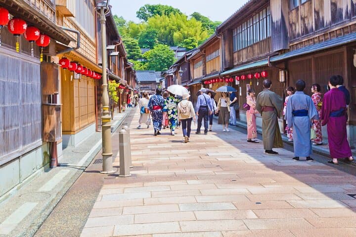 Kanazawa Private Half-Day Photoshoot: Higashi Chaya, Kenroku-en & Castle photo 6