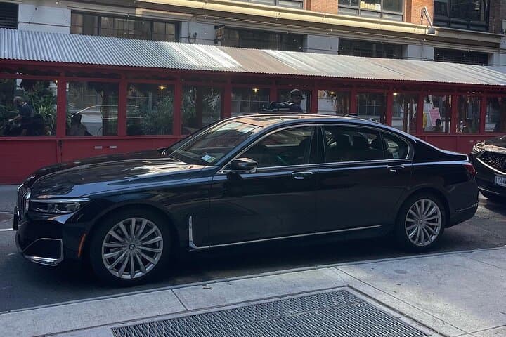 First-Class Manhattan to JFK, LGA & EWR Transfers — Private NYC Airport Car Service photo 1