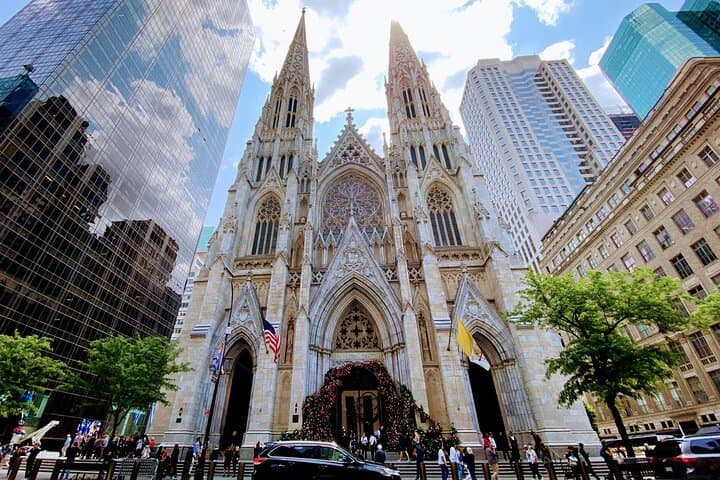 Manhattan Walking Highlights: 20 Must-See Stops from Midtown to Battery Park