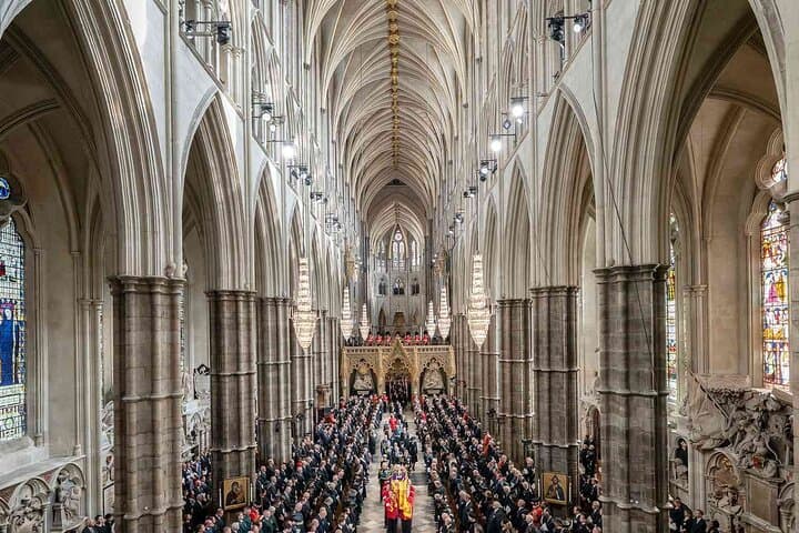 Westminster-Abbey-Upper-Gallery-and-Buckingham-Palace-Guided-Tour-Inspired-by-The-Crown photo 3