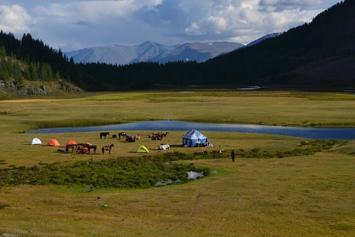 Seven-Day Altai Tavan Bogd Expedition: Nomads, Eagles & Peaks of Western Mongolia photo 4