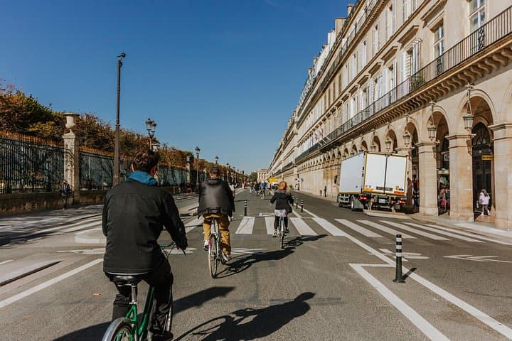 Paris Highlights Bike Tour: 3-Hour Guided Ride to Eiffel, Louvre & Notre-Dame photo 4