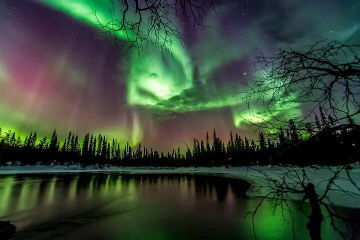 Chase the Aurora: Northern Lights Hunt with Campfire Snacks from Rovaniemi