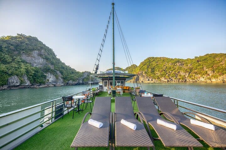 Full-Day Cong Cruise: Explore Ha Long Bay Sung Sot Cave Kayaking & Beach photo 4
