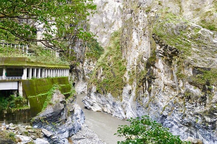 Taroko Gorge Day Trip from Ximending: Swallow Grotto, Changchun Shrine & Coastal Cliffs photo 3