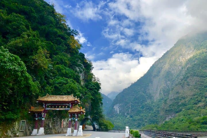 Taroko Gorge Day Trip from Ximending: Swallow Grotto, Changchun Shrine & Coastal Cliffs photo 4