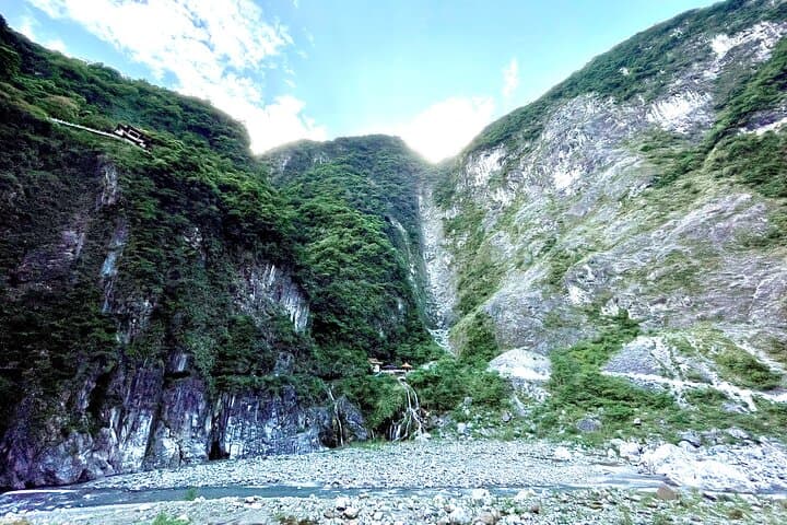 Taroko Gorge Day Trip from Ximending: Swallow Grotto, Changchun Shrine & Coastal Cliffs photo 2