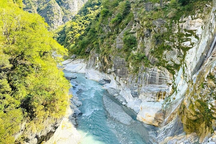 Taroko Gorge Day Trip from Ximending: Swallow Grotto, Changchun Shrine & Coastal Cliffs photo 6
