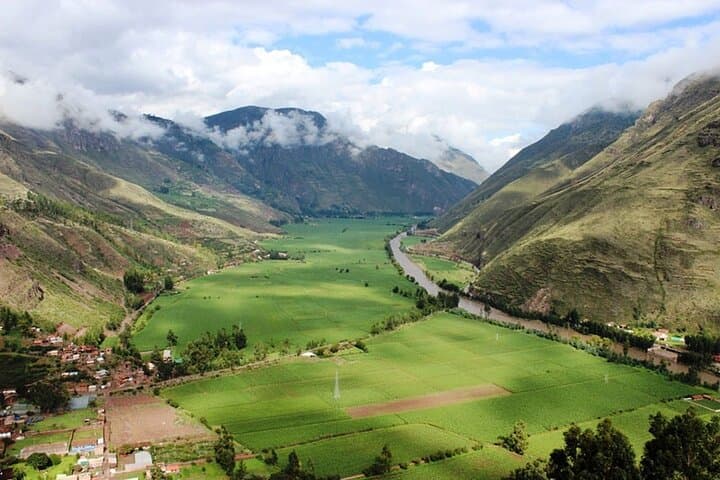 Full-Day Sacred Valley Guided Tour: Pisac, Ollantaytambo & Chinchero