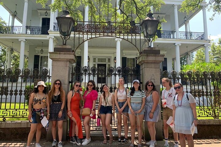 Garden District Highlights: 45-Minute Walking Tour of New Orleans’ Historic Mansions