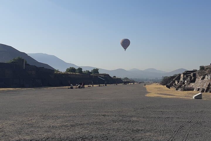 Sunrise Hot-Air Balloon Over Teotihuacan with Archaeological Visit & Breakfast photo 3