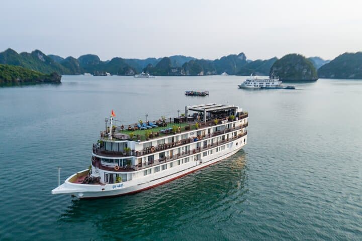 Halong Bay 2-Day Deluxe Cruise with Kayaking & Vietnamese Cooking Class